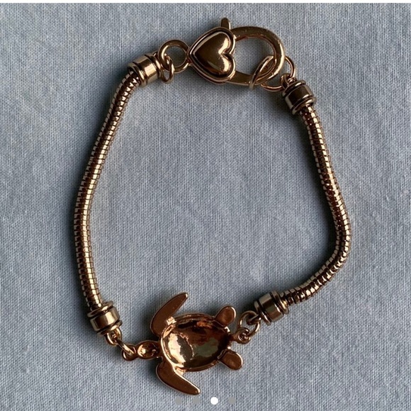 ✨ Adorable golden bracelet with a turtle! ✨ - Picture 3 of 4